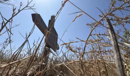 Una cruz en el basurero: el terreno donde han encontrado decenas de cuerpos en B