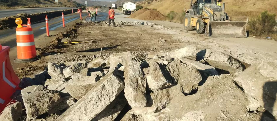 Trabajos de bacheo profundo en el corredor Tijuana-Rosarito