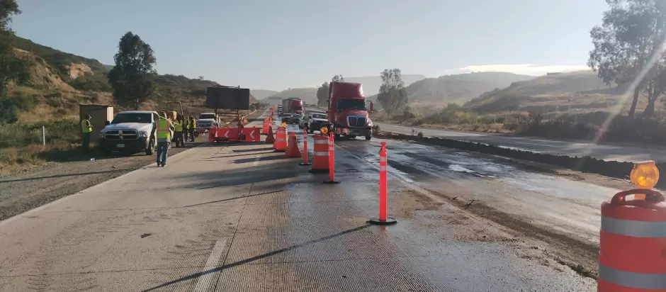 Trabajos de bacheo profundo en el corredor Tijuana-Rosarito