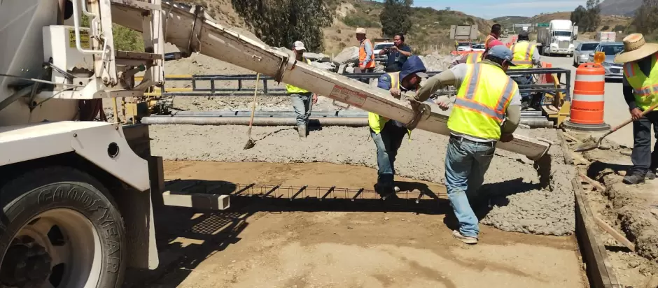 Trabajos de bacheo profundo en el corredor Tijuana-Rosarito