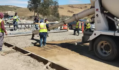 Trabajos de bacheo profundo en el corredor Tijuana-Rosarito