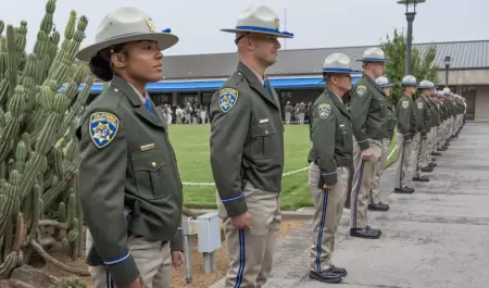 Se grad�an 133 nuevos oficiales de la Patrulla de Caminos de California