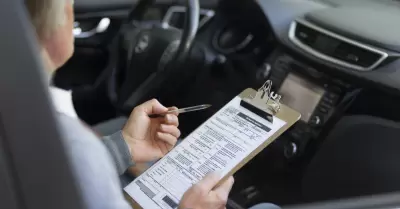 Aspirante a licencia de conducir prepar�ndose