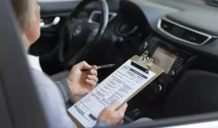 Aspirante a licencia de conducir prepar�ndose