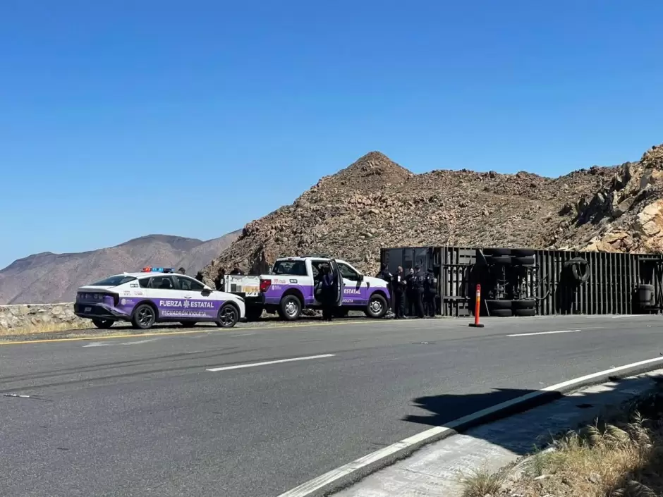 Fuerza Estatal brinda auxilio a lesionados tras volcadura en La Rumorosa