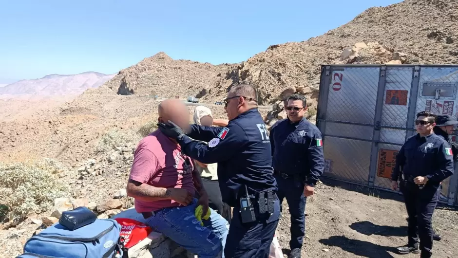 Fuerza Estatal brinda auxilio a lesionados tras volcadura en La Rumorosa