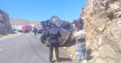Fuerza Estatal brinda auxilio a lesionados tras volcadura en La Rumorosa