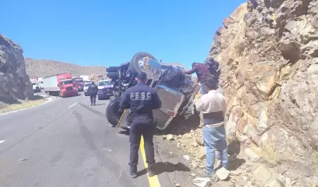 Fuerza Estatal brinda auxilio a lesionados tras volcadura en La Rumorosa