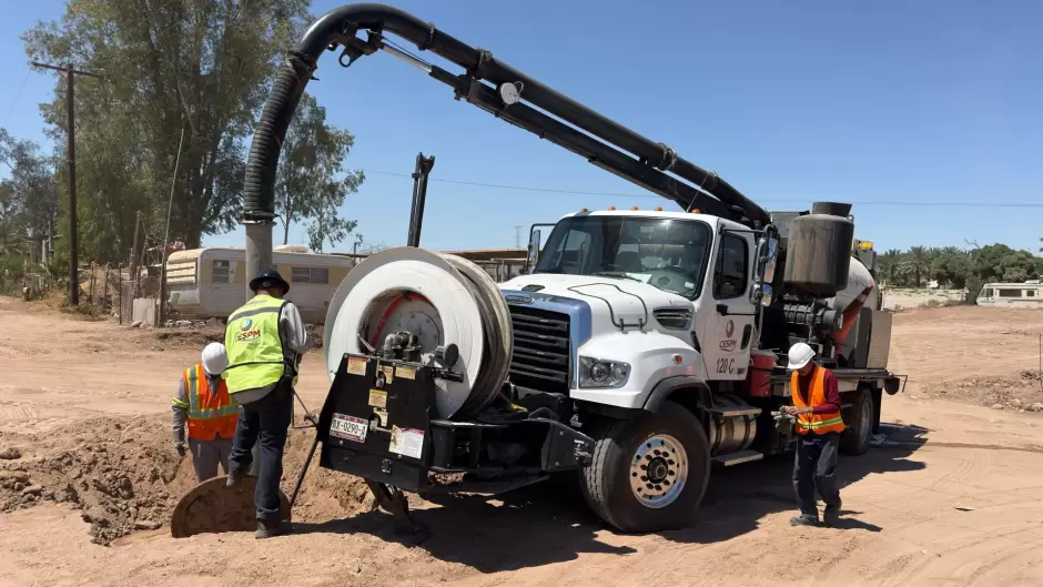 CESPM refuerza mantenimiento sanitario en la colonia Mariano Abasolo con jornada de desazolve
