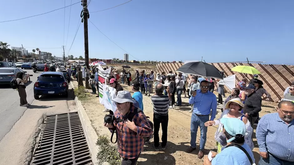 Protestan vecinos de playas de Tijuana contra proyecto inmobiliario en la Ca�ada Azteca