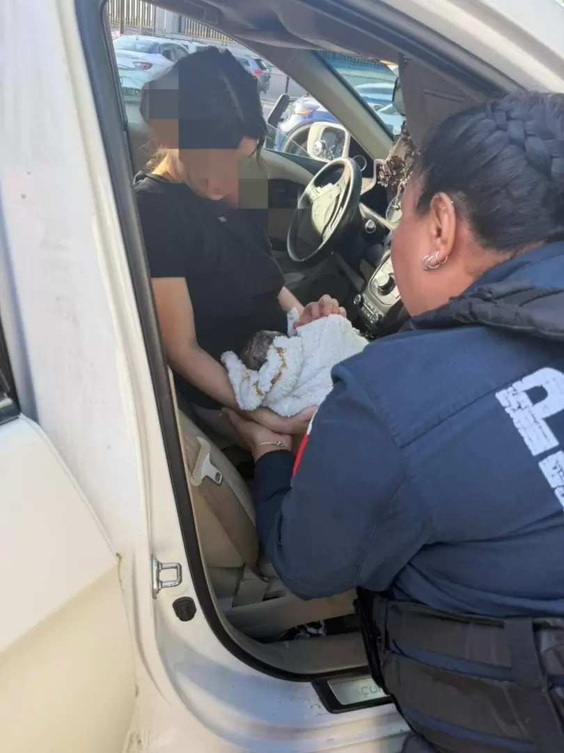 Elementos municipales ayudan a mujer durante labor de parto