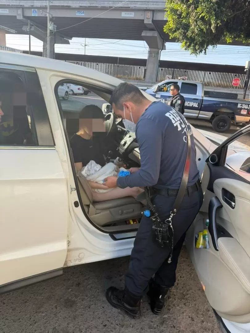 Elementos municipales ayudan a mujer durante labor de parto