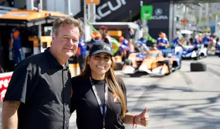 Claudia Agat�n impulsa nueva carrera de automovilismo para Ensenada