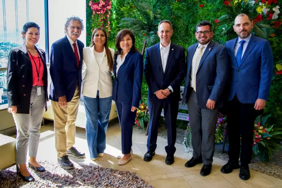 Claudia Agat�n construye alianzas con sectores esenciales de Los �ngeles