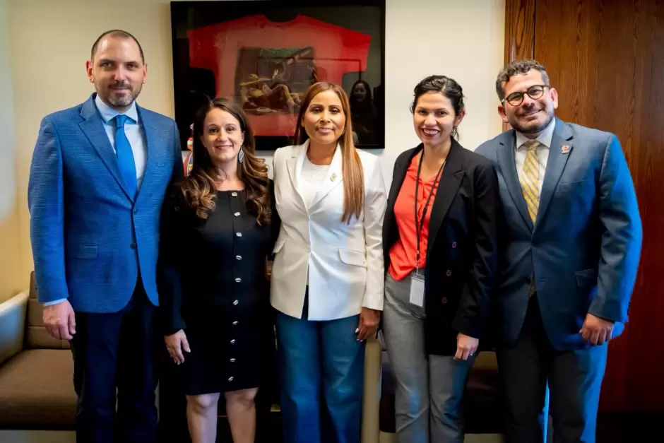 Claudia Agat�n construye alianzas con sectores esenciales de Los �ngeles