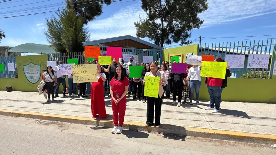 Padres de familia exigen nombramiento para directora con 17 a�os de servicio