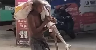 Lleva el cuerpo de su hermana al banco