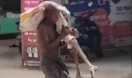 Lleva el cuerpo de su hermana al banco