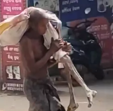 Lleva el cuerpo de su hermana al banco