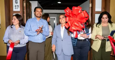 Claudia Agat�n inaugura primer centro m�dico en BC, autorizado para certificar p