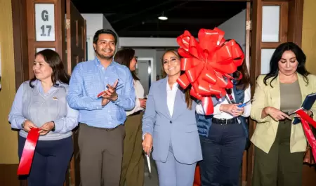 Claudia Agat�n inaugura primer centro m�dico en BC, autorizado para certificar p
