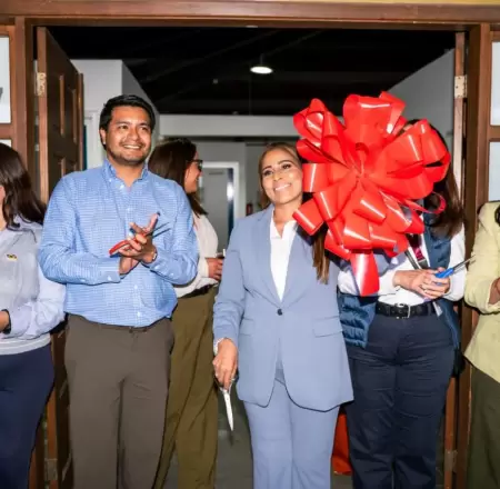 Claudia Agat�n inaugura primer centro m�dico en BC, autorizado para certificar p