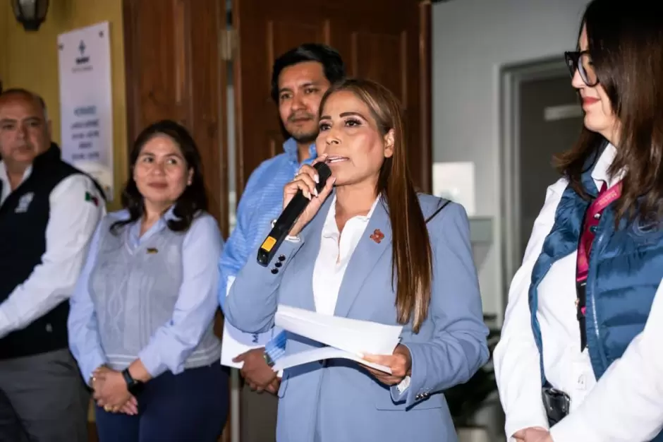 Claudia Agat�n inaugura primer centro m�dico en BC, autorizado para certificar pescadores