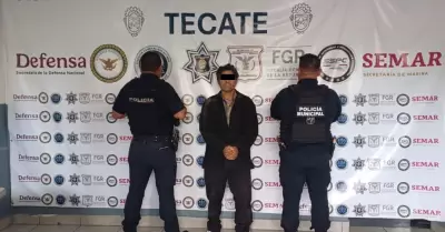 Polic�a de Tecate somete a sujeto agresivo tras reporte vecinal