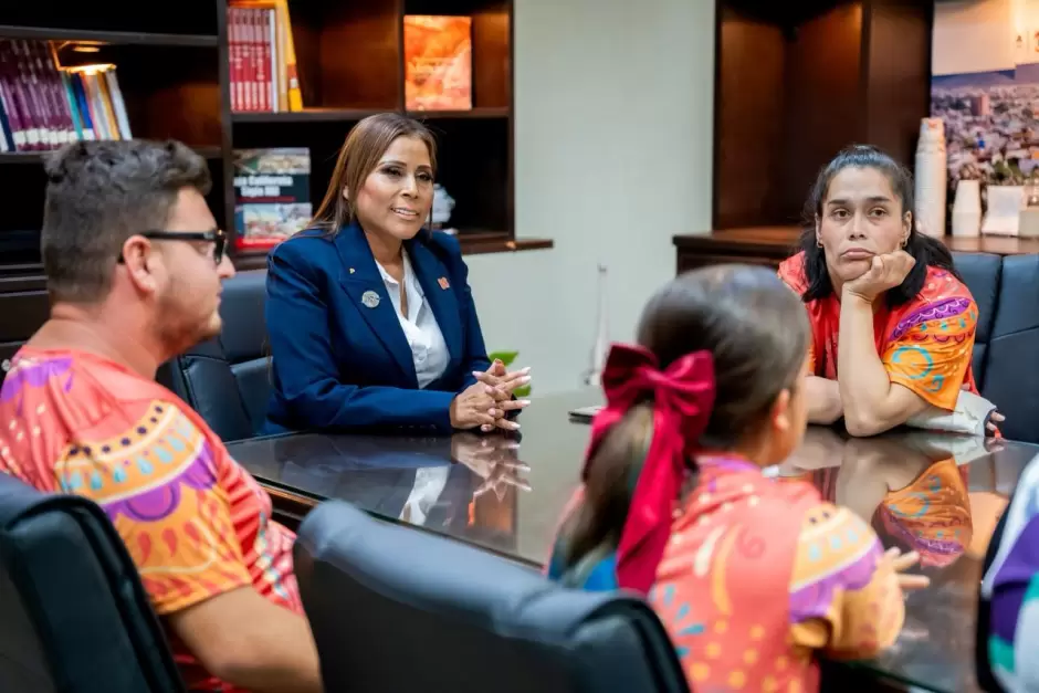 Claudia Agat�n refrenda su apoyo a las y los atletas ensenadenses
