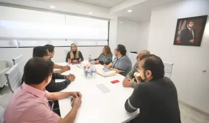 Recibe sindica procuradora a comitiva de la Uni�n de Librer�as de Tijuana