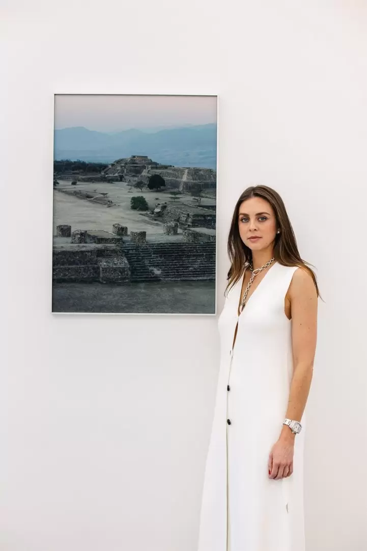 Gabriela Gonz�lez-Rubio, fot�grafa tijuanense, junto a su obra en la exposici�n Entre en Casa Siza, Ciudad de M�xico
