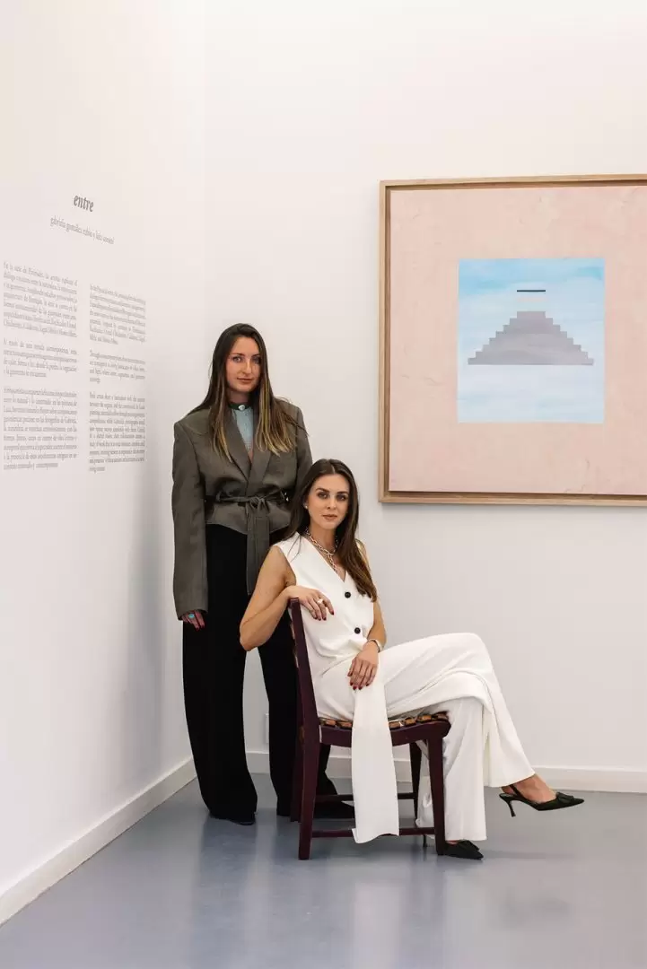 Gabriela Gonz�lez-Rubio, fot�grafa tijuanense, junto a su obra en la exposici�n Entre en Casa Siza, Ciudad de M�xico