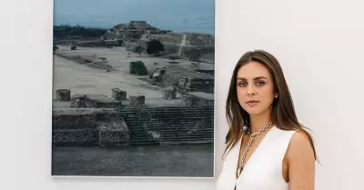 Gabriela Gonz�lez-Rubio, fot�grafa tijuanense, junto a su obra en la exposici�n
