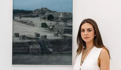 Gabriela Gonz�lez-Rubio, fot�grafa tijuanense, junto a su obra en la exposici�n