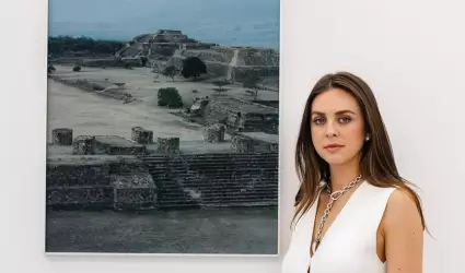 Gabriela Gonz�lez-Rubio, fot�grafa tijuanense, junto a su obra en la exposici�n