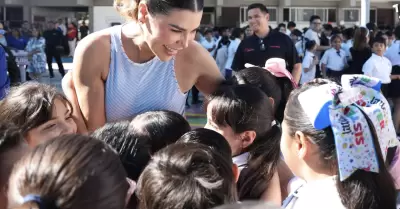 Contin�a gobernadora Marina del Pilar entrega de aires acondicionados en plantel