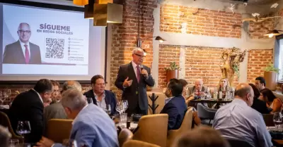 Se re�ne Alfredo �lvarez con liderazgos del sector empresarial