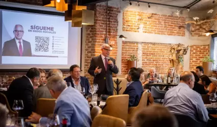 Se re�ne Alfredo �lvarez con liderazgos del sector empresarial