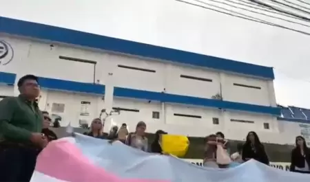 Manifestaci�n de activistas de la diversidad en centro de rehabilitaci�n