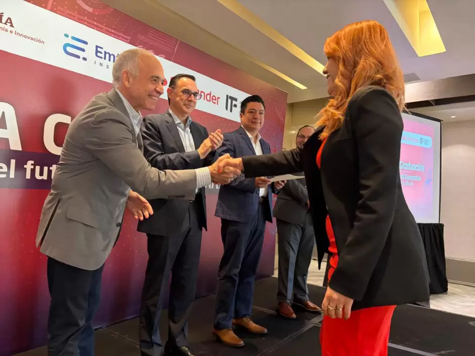 Graduaci�n de docentes especializados en programa especializado en Inteligencia Artificial Generativa