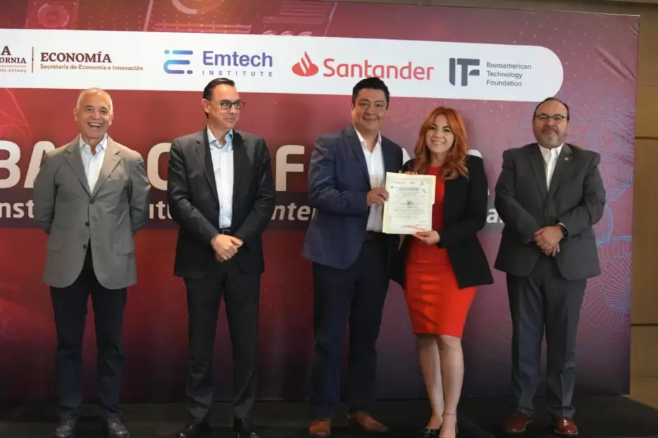 Graduaci�n de docentes especializados en programa especializado en Inteligencia Artificial Generativa