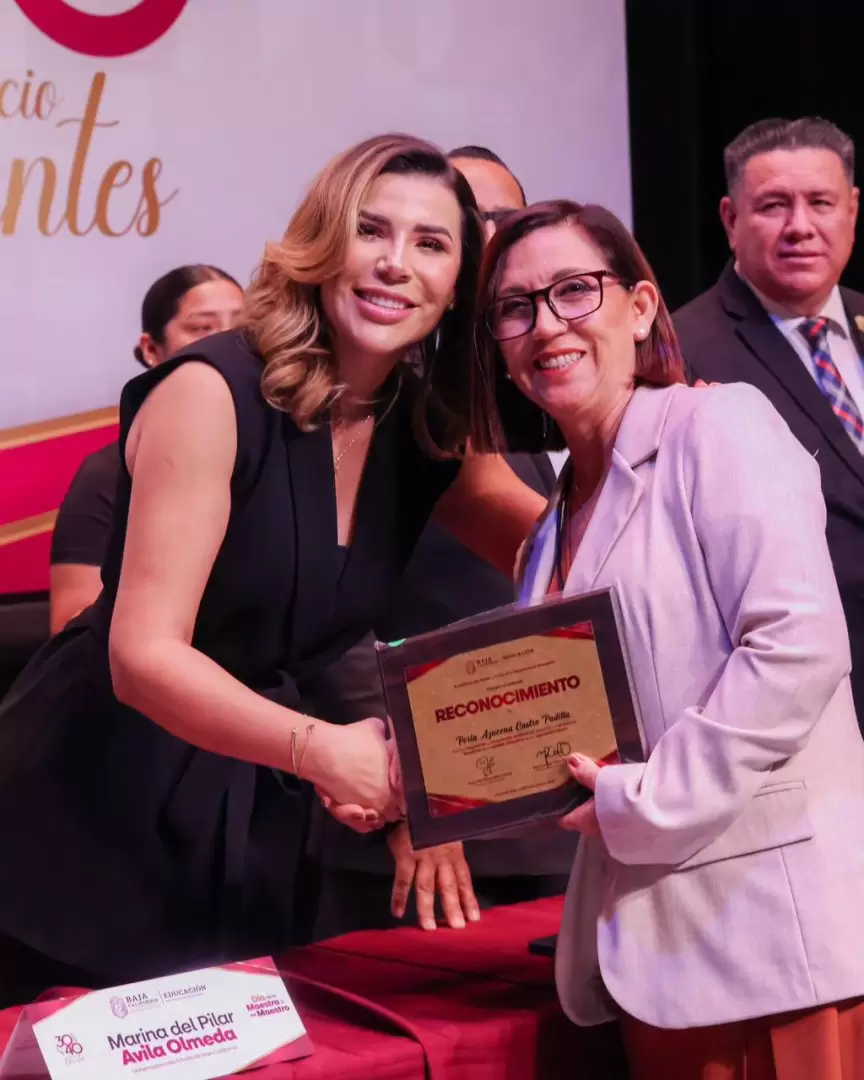 Reconocen a docentes de Baja California por trayectoria y liberan m�s de 3 mil pensiones