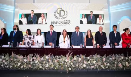 Claudia Agat�n entrega la Medalla Antonio Mel�ndrez a Ciudadan�a Distinguida 202