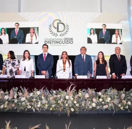 Claudia Agat�n entrega la Medalla Antonio Mel�ndrez a Ciudadan�a Distinguida 202