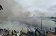 Bomberos trabajan para sofocar incendio en asentamiento irregular del Ca��n del Padre en Tijuana