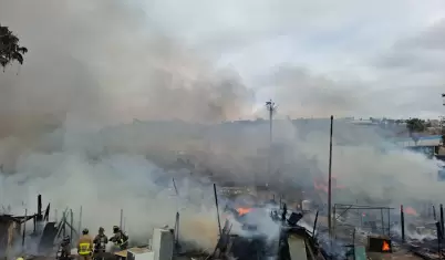 Incendio en asentamiento irregular del Ca��n del Padre en Tijuana