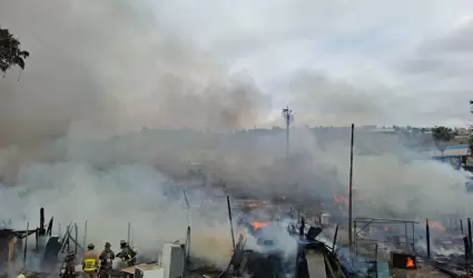 Incendio en asentamiento irregular del Ca��n del Padre en Tijuana