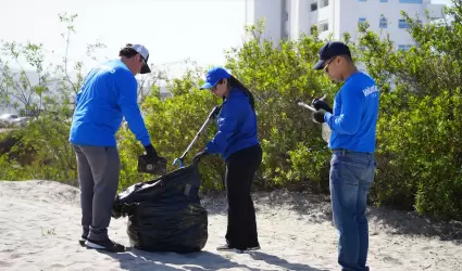 Jornada de limpieza de Playa Pac�fica en Ensenada