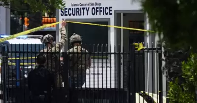 Investigan como crimen de odio ataque armado en mezquita de San Diego