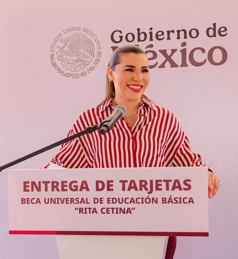 Entrega de tarjetas de la Beca Rita Cetina en Baja California
